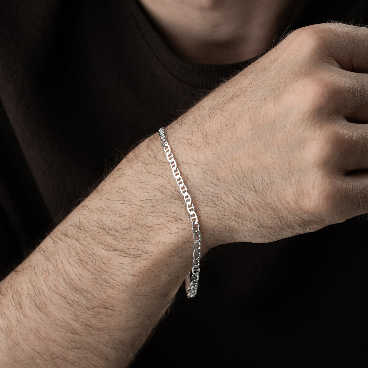 4.3 mm barlı forse zincir erkek bileklik, bilekte kullanımı.