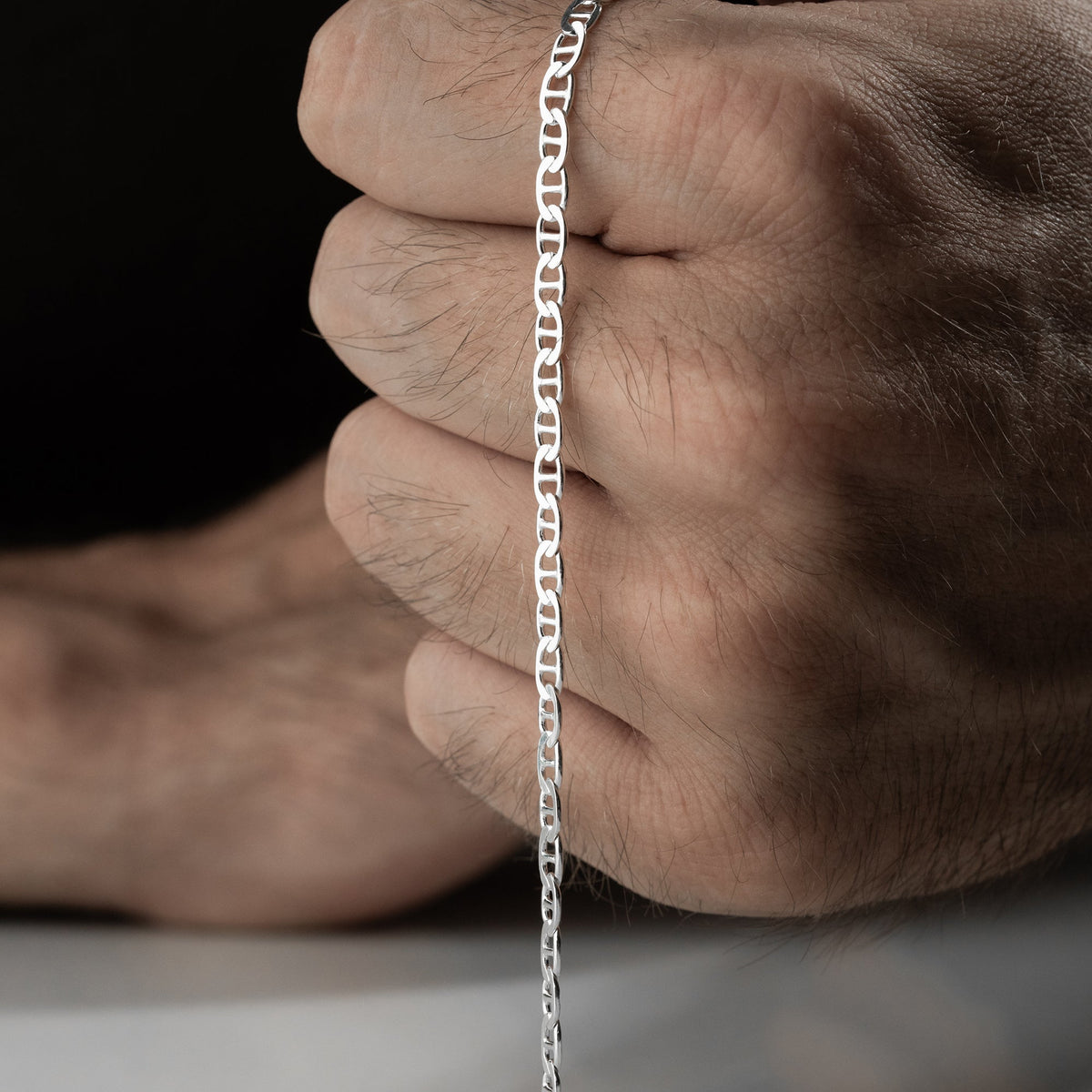 4.3 mm barlı forse zincir erkek bileklik, elde yakın görünümü.