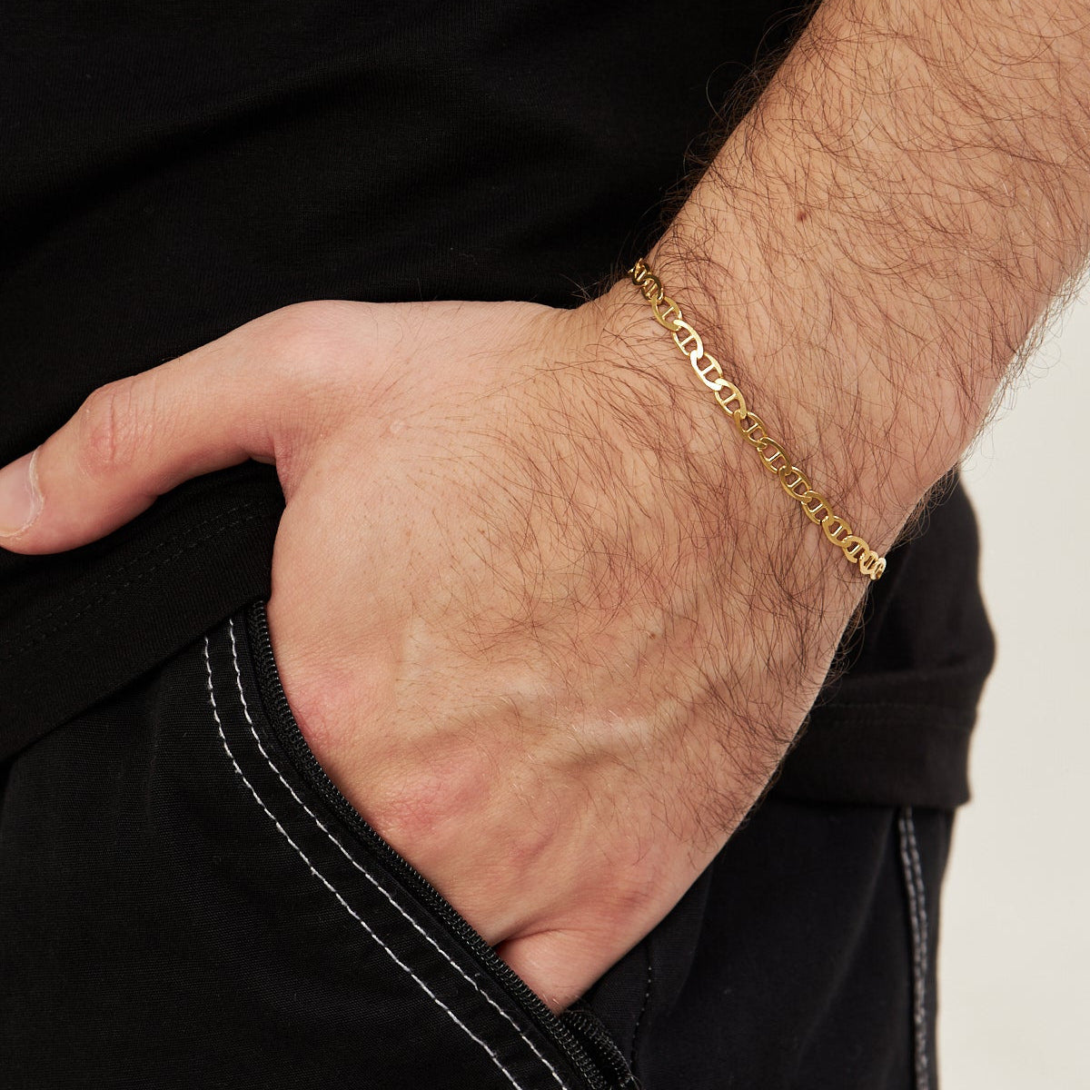 4.3 mm barlı zincir erkek bileklik, bilekte kullanımı.
