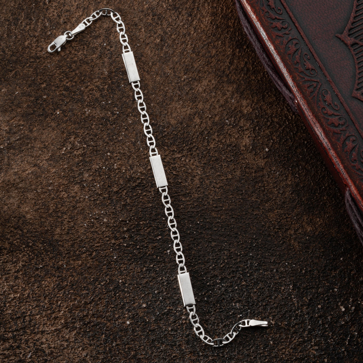 4.3 mm plaka detaylı barlı zincir erkek bileklik, zemin üzerinde görünümü.