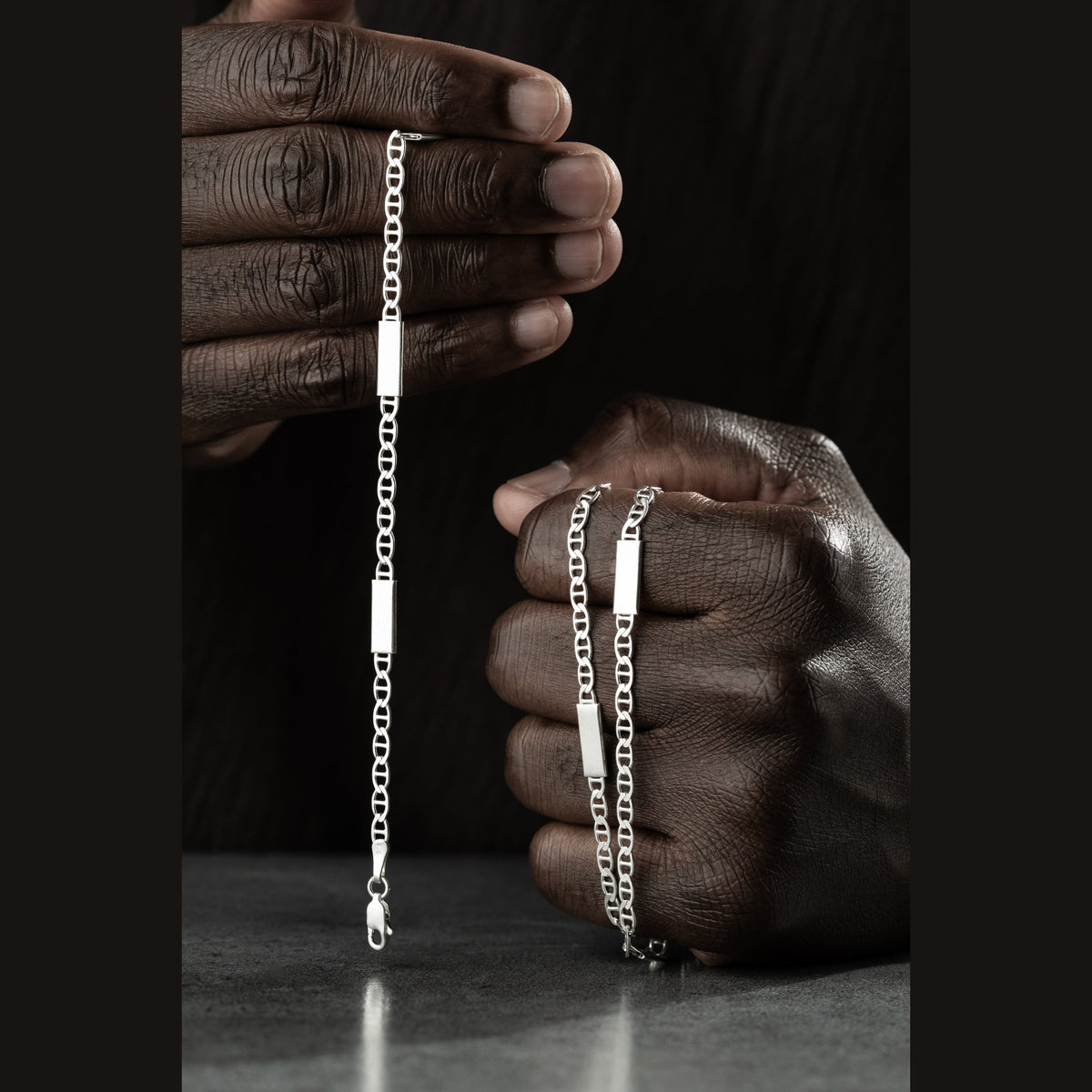 4.3 mm plaka detaylı barlı zincir erkek kolye-bileklik set, elde yakın görünümü.