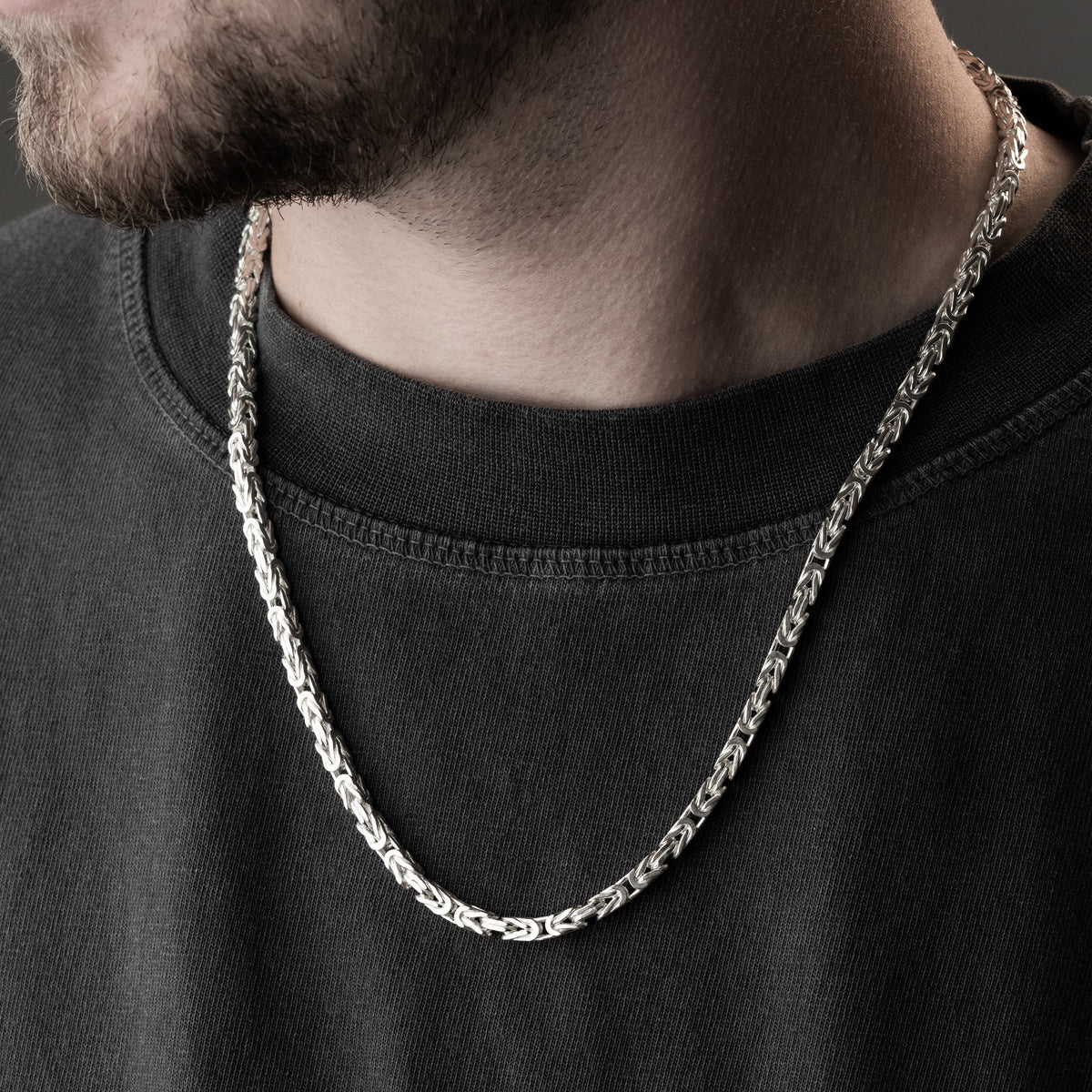 4 mm kare kral zincir erkek kolye, boyunda kullanımı.