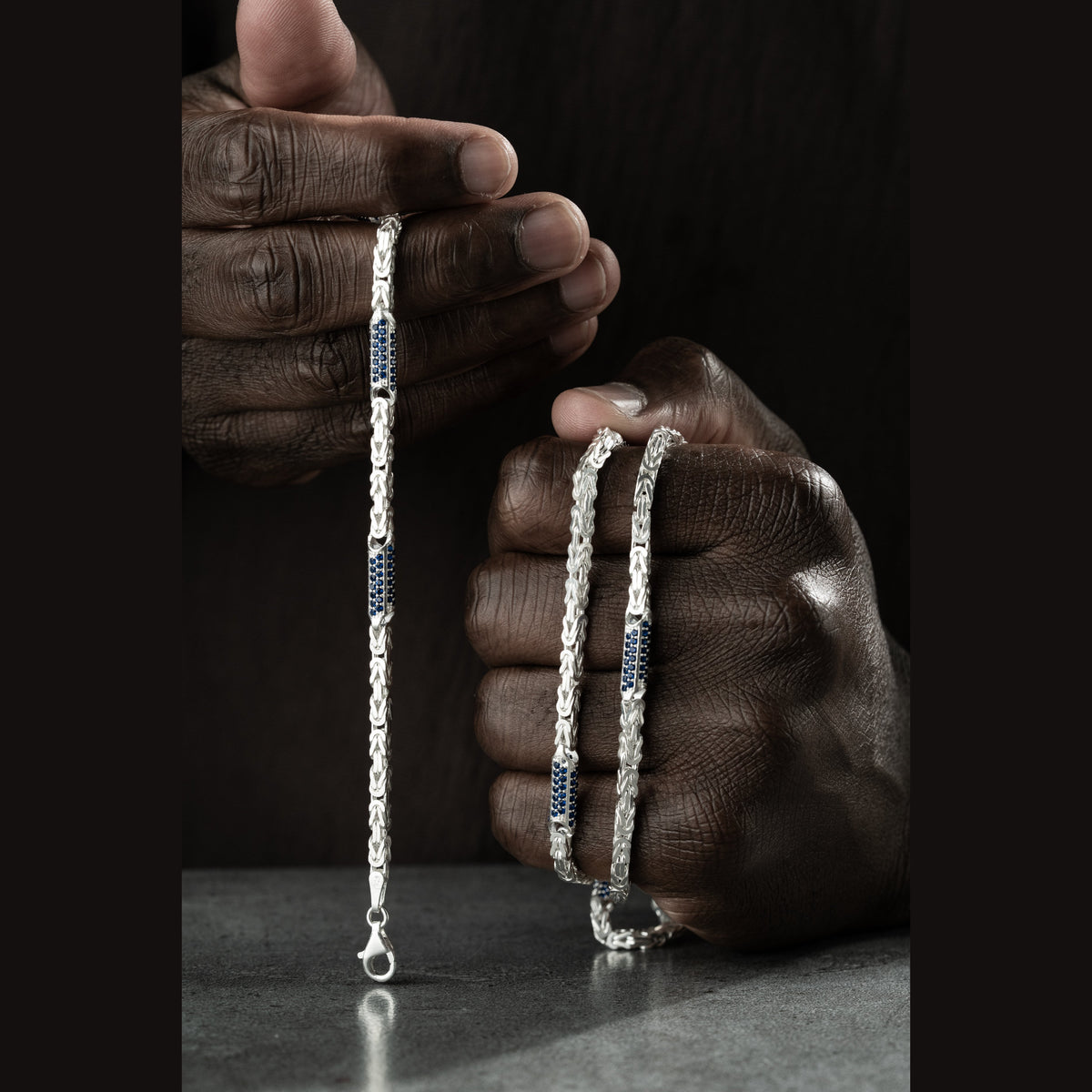 4 mm mavi zirkon taşlı kral zincir erkek kolye-bileklik set, elde yakın görünümü.