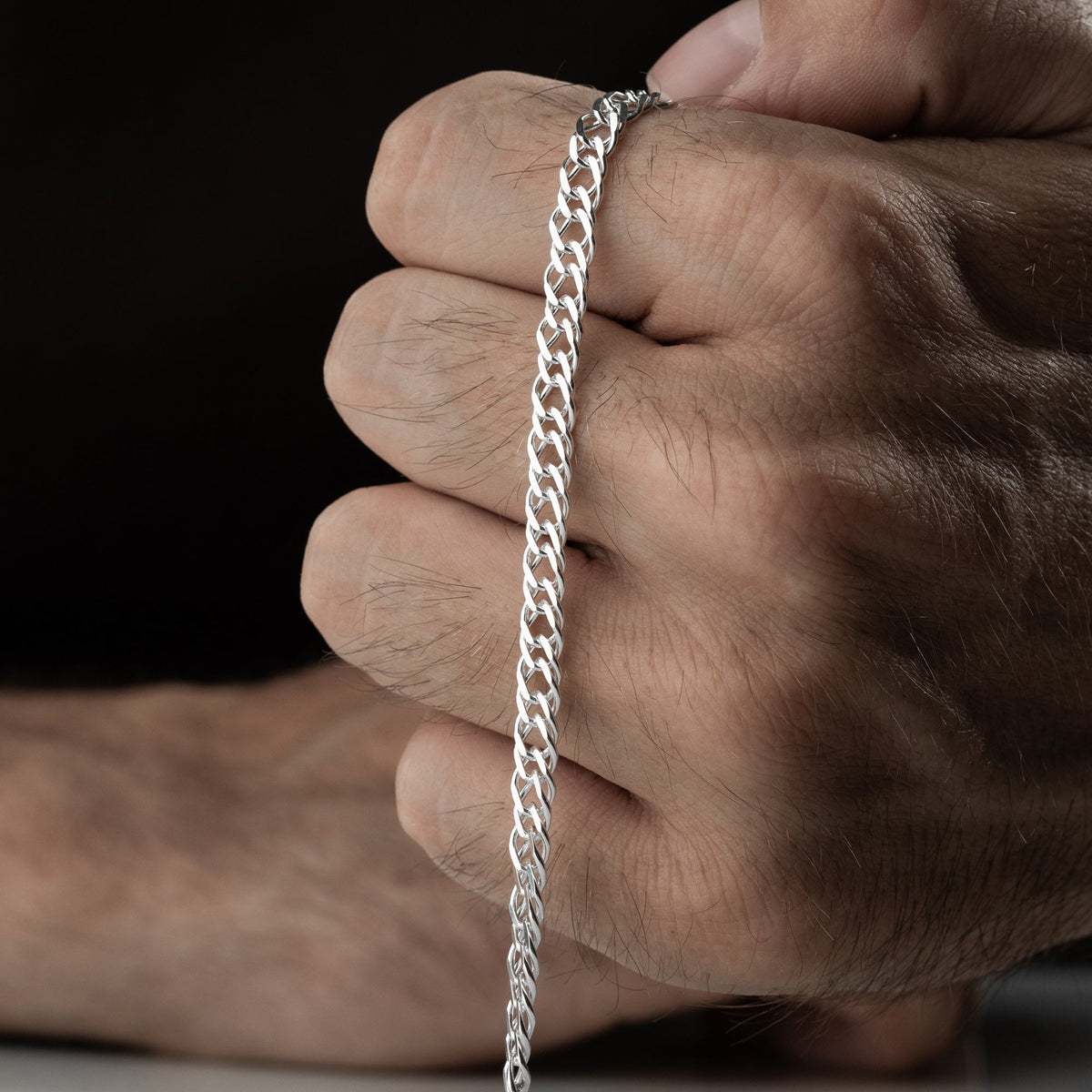 5.3 mm nonna zincir erkek bileklik, elde yakın görünümü.