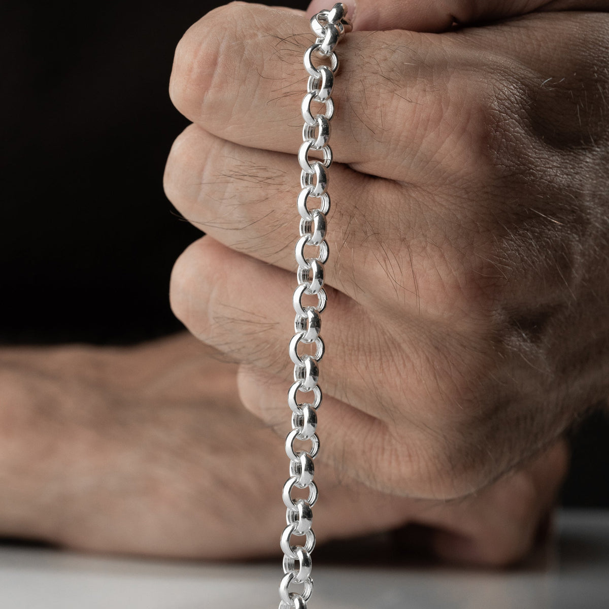 5.8 mm yuvarlak doç zincir erkek bileklik, elde yakın görünümü.