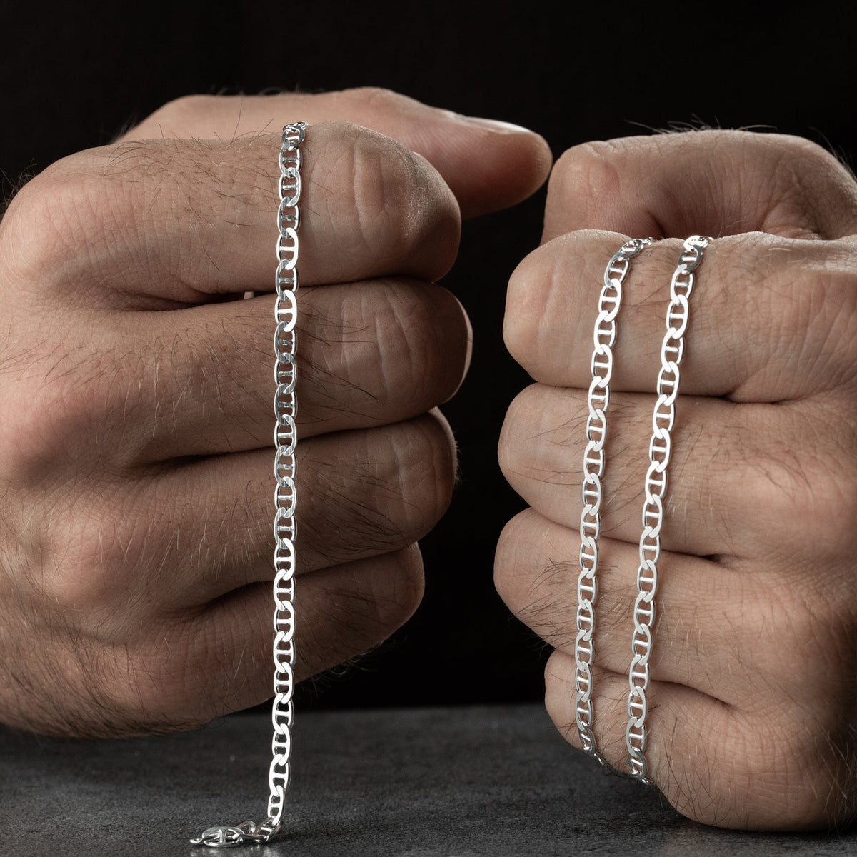 5 mm barlı zincir erkek kolye-bileklik set, elde yakın görünümü.