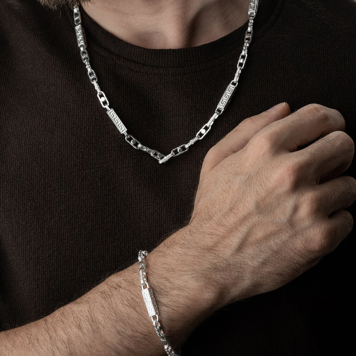 6 mm greek monte carlo zincir erkek kolye-bileklik set, takıların model üzerinde birlikte kullanımı.