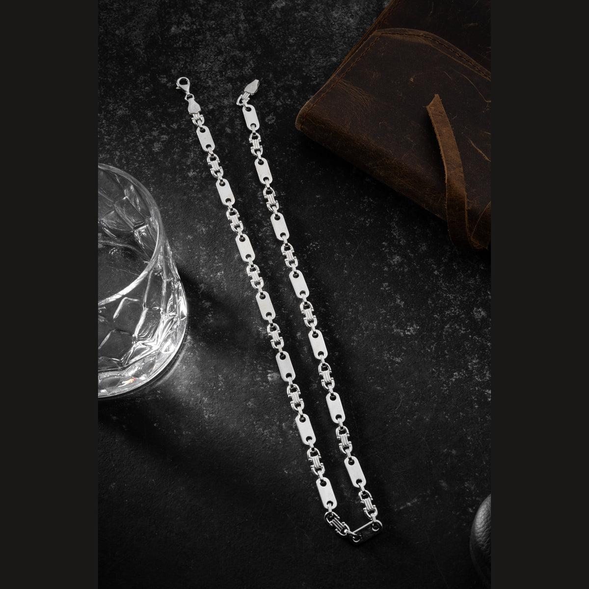 6 mm valter zincir erkek kolye, zemin üzerinde görünümü.