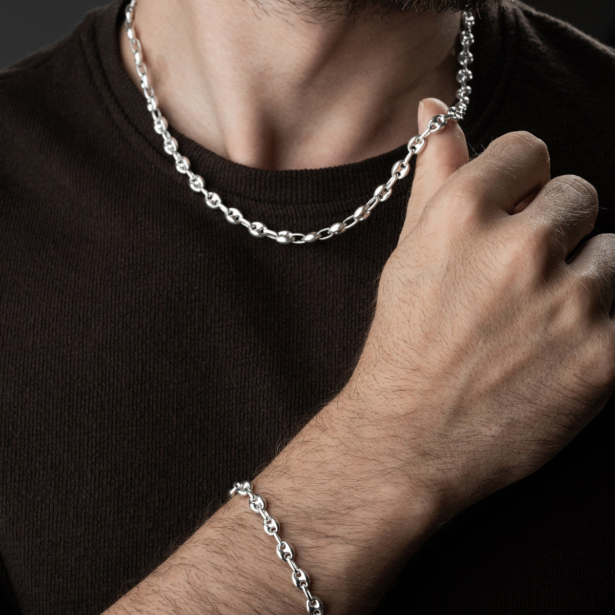 7.2 mm gemici zincir erkek kolye-bileklik set, takıların model üzerinde birlikte kullanımı.