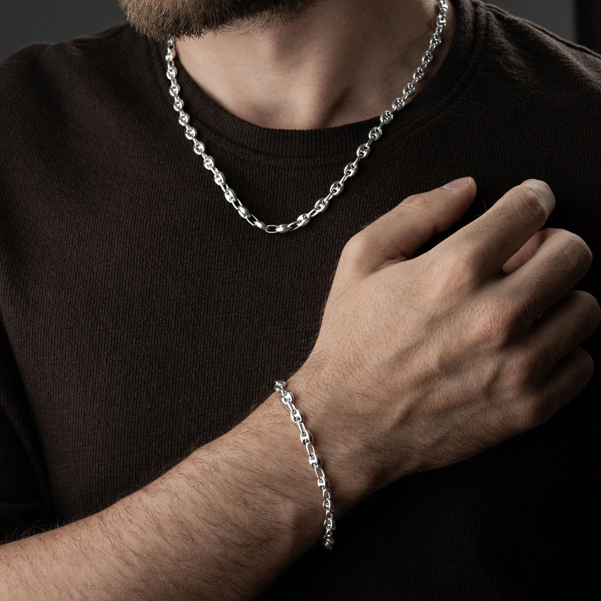7.2 mm gemici zincir erkek kolye-bileklik set, takıların model üzerinde birlikte kullanımı.
