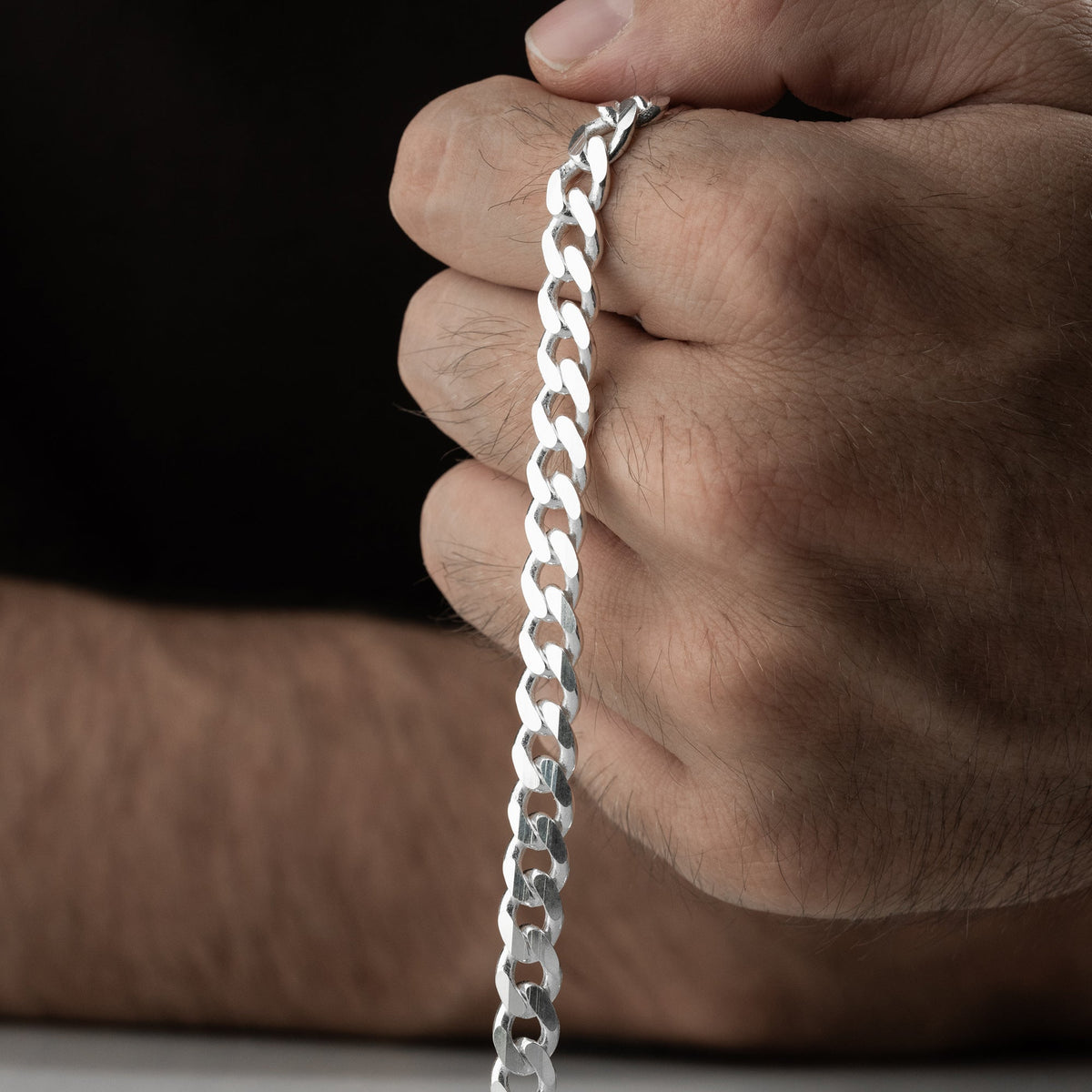 7.5 mm gurmet zincir erkek bileklik, elde yakın görünümü.