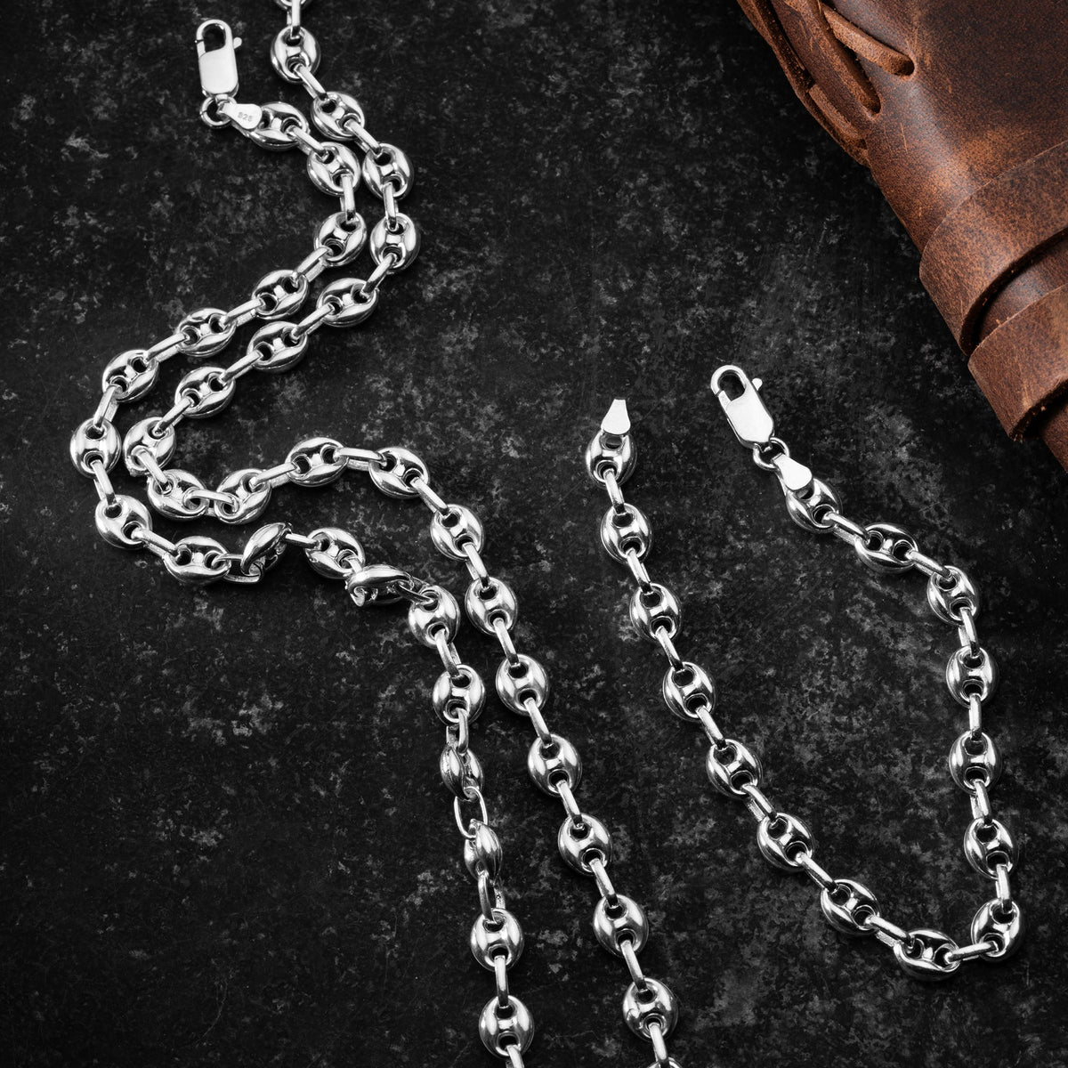 8.2 mm gemici zincir erkek kolye-bileklik set, zemin üzerinde görünümü.