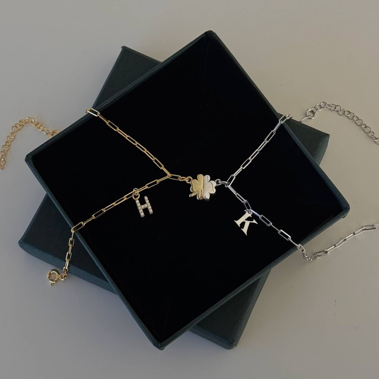 MIKNATISLI YONCA HARFLİ ÇİFT BİLEKLİK | 925 GÜMÜŞ