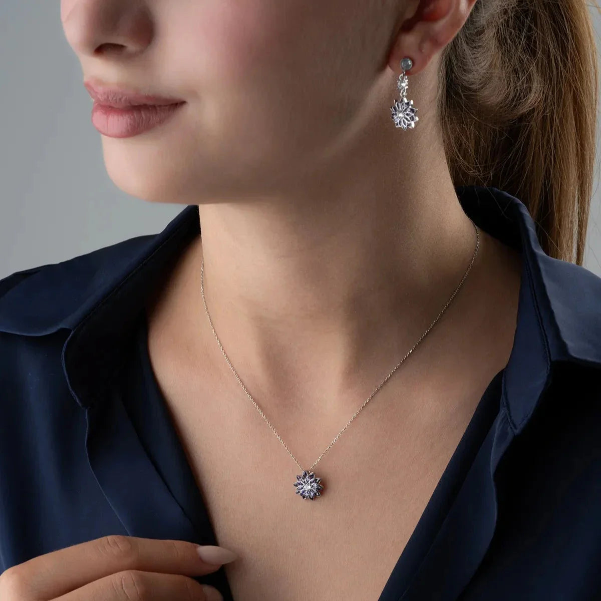 Ametist taşlı lotus kolye-küpe-yüzük set, takıların model üzerinde birlikte kullanımı.