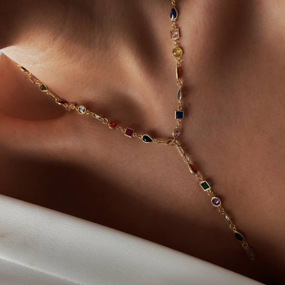 Asimetrik mix taşlı y kolye, boyunda kullanımı.