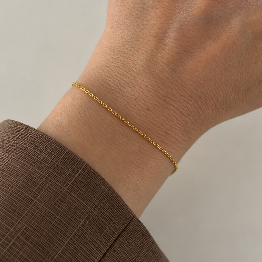 İnce Forse Zincir Bileklik – 925 ayar gümüş. Gold renk, bilekte kullanımı.