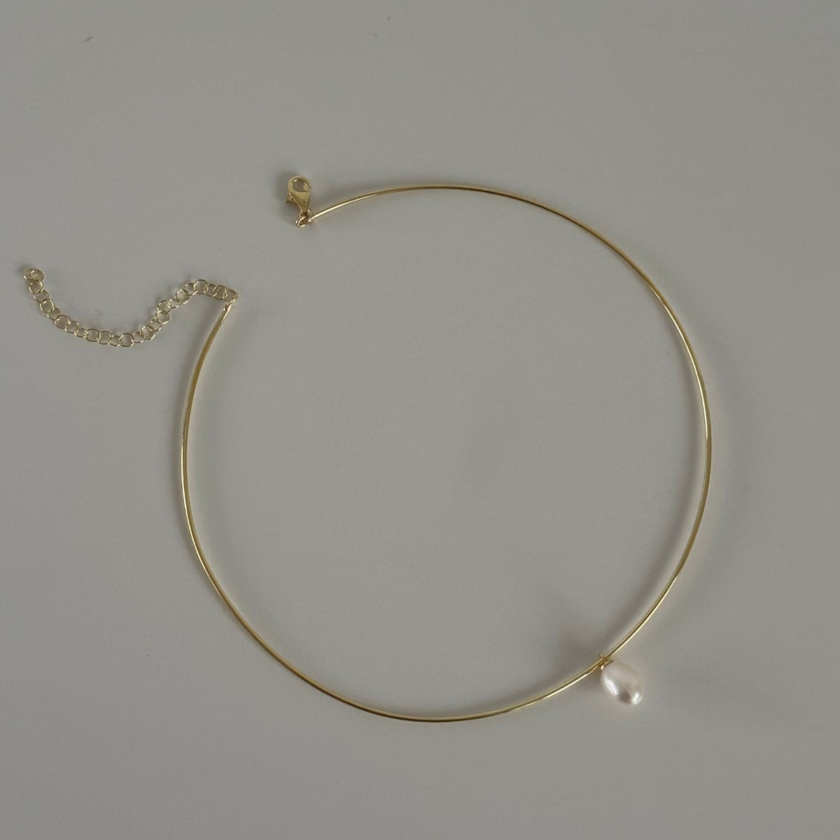 İnci choker kolye, zemin üzerinde görünümü.