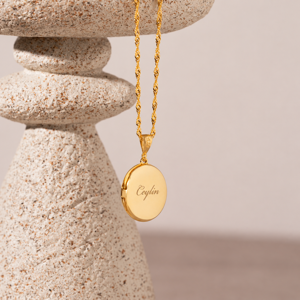 Kişiye Özel İsim Kazımalı Yuvarlak Fotoğraflı Kapaklı Kolye | 925 Ayar Gümüş – Jeweliay Jewelry – 4