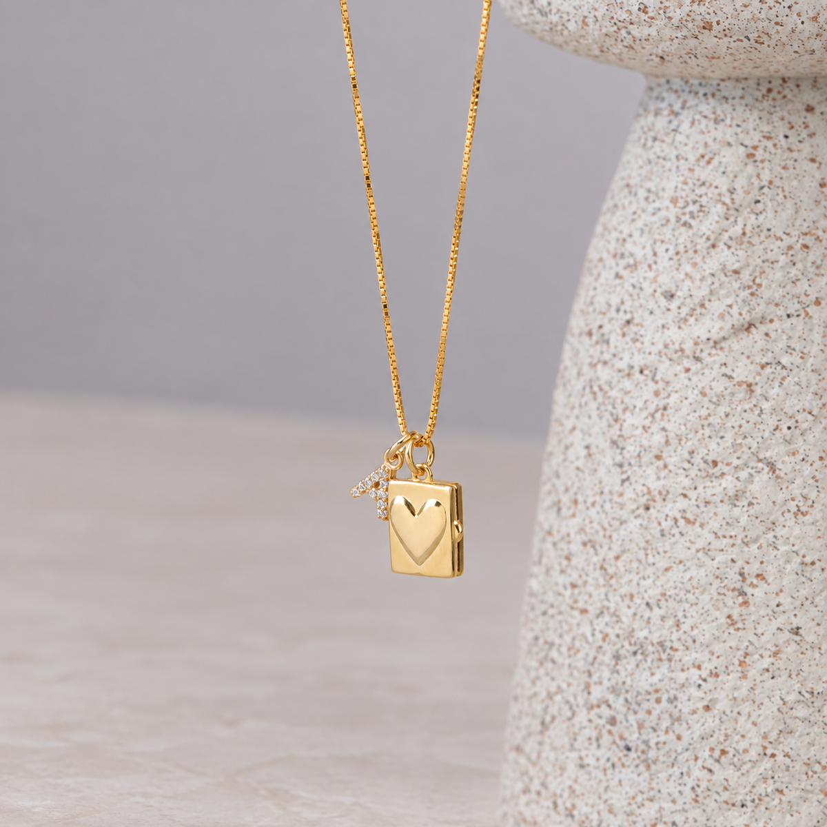 Mini kalp harfli kapaklı kolye – kare ürün fotoğrafı – Jeweliay Jewelry