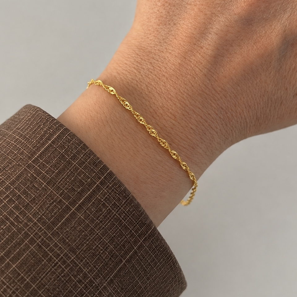 Kalın Singapur Zincir Bileklik – 925 ayar gümüş. Gold renk, bilekte kullanımı.