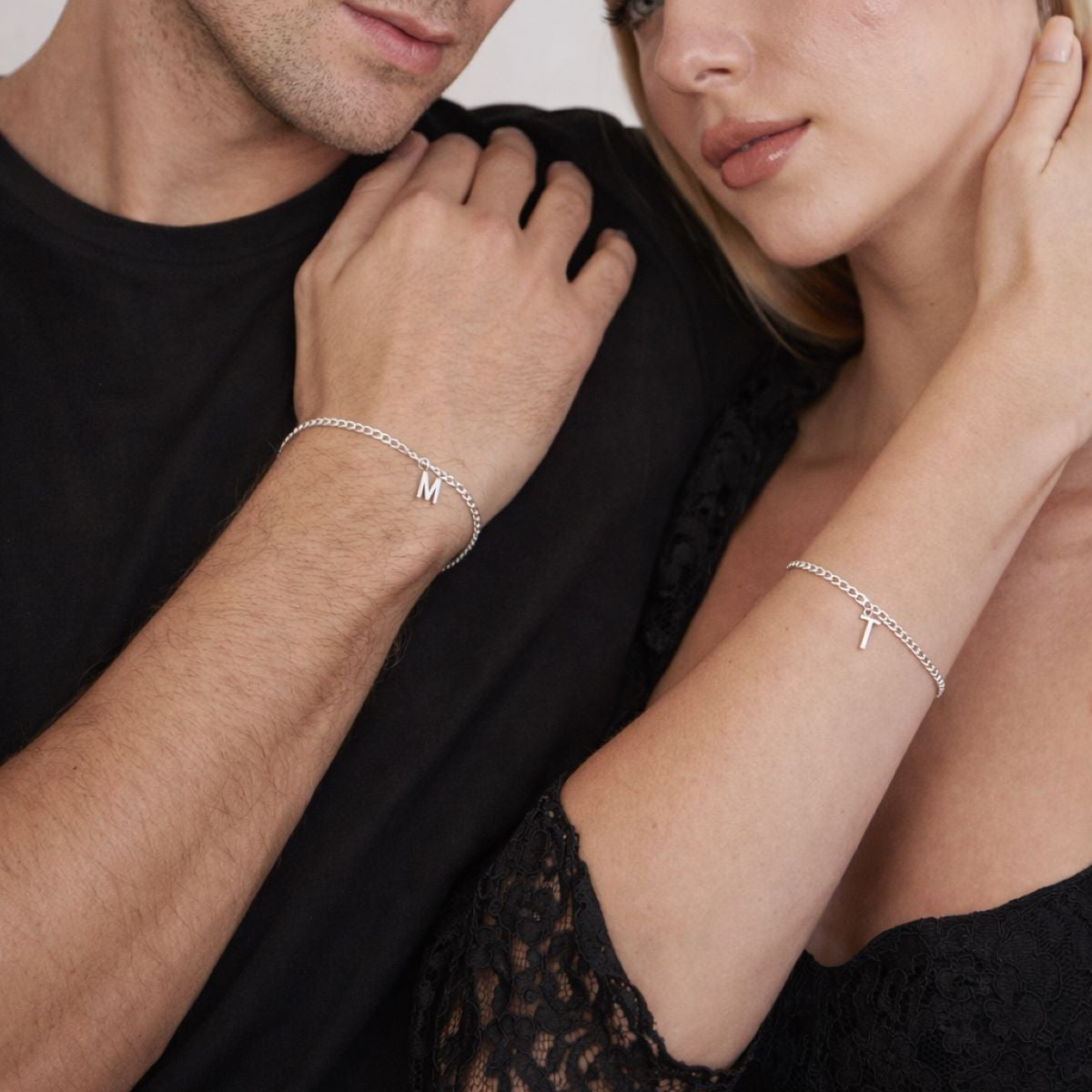 Kişiye özel 3 mm harfli gurmet zincir bileklik, bilekte kullanımı.