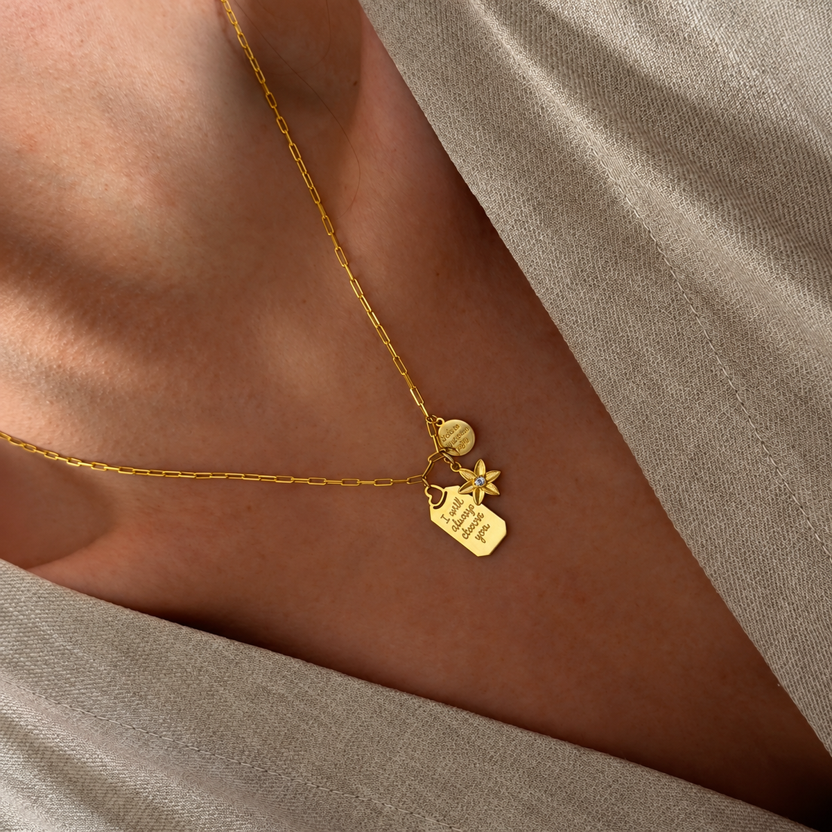 Kişiye Özel Doğum Çiçeği Detaylı İki Yazılı Plaka Kolye – Jeweliay Jewelry – 02