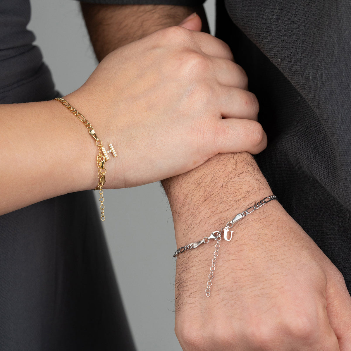 Kişiye Özel Harf Sallantılı Figaro Zincir Çift Bilekliği | 925 Ayar Gümüş – Jeweliay Jewelry – 12