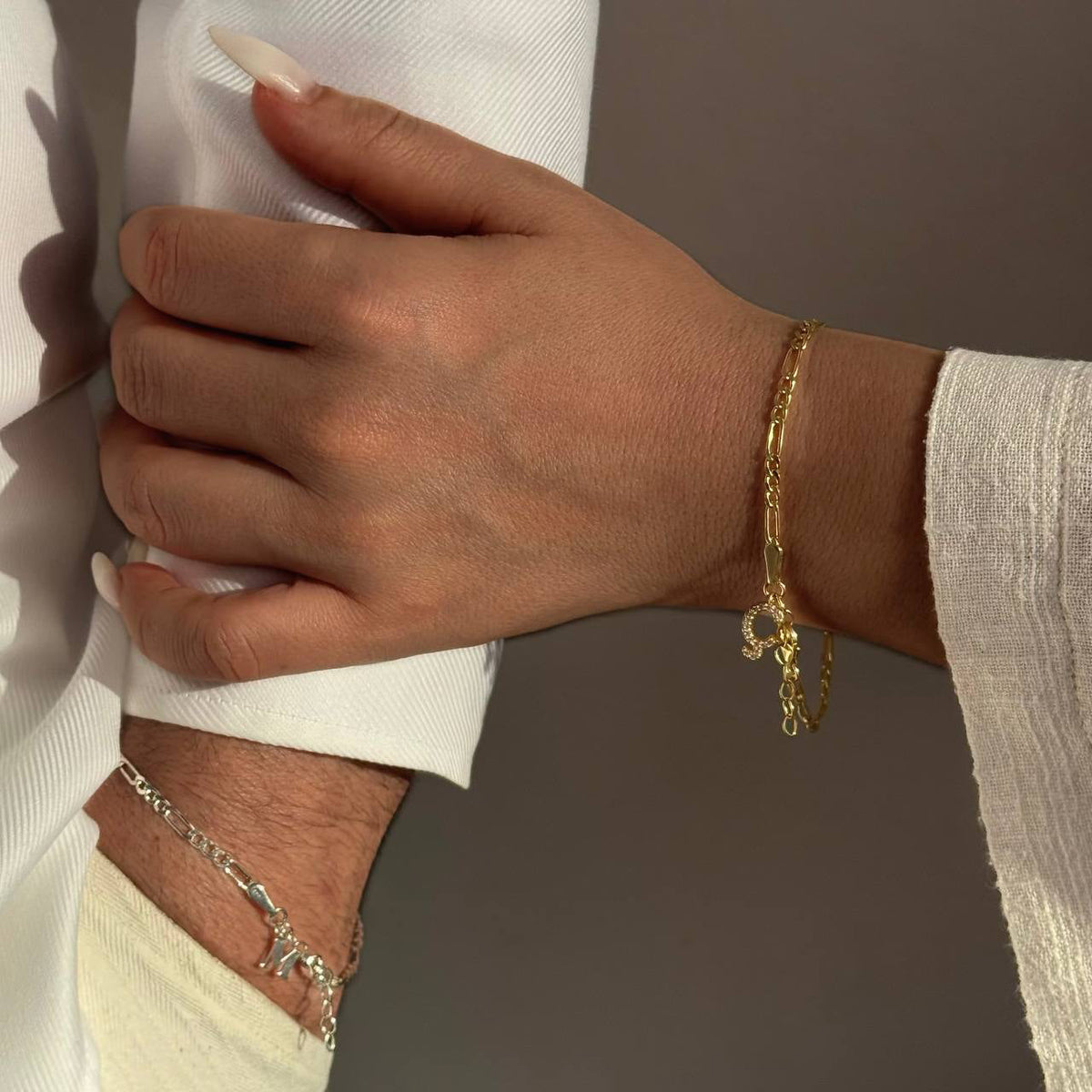 Kişiye Özel Harf Sallantılı Figaro Zincir Çift Bilekliği | 925 Ayar Gümüş – Jeweliay Jewelry – 16