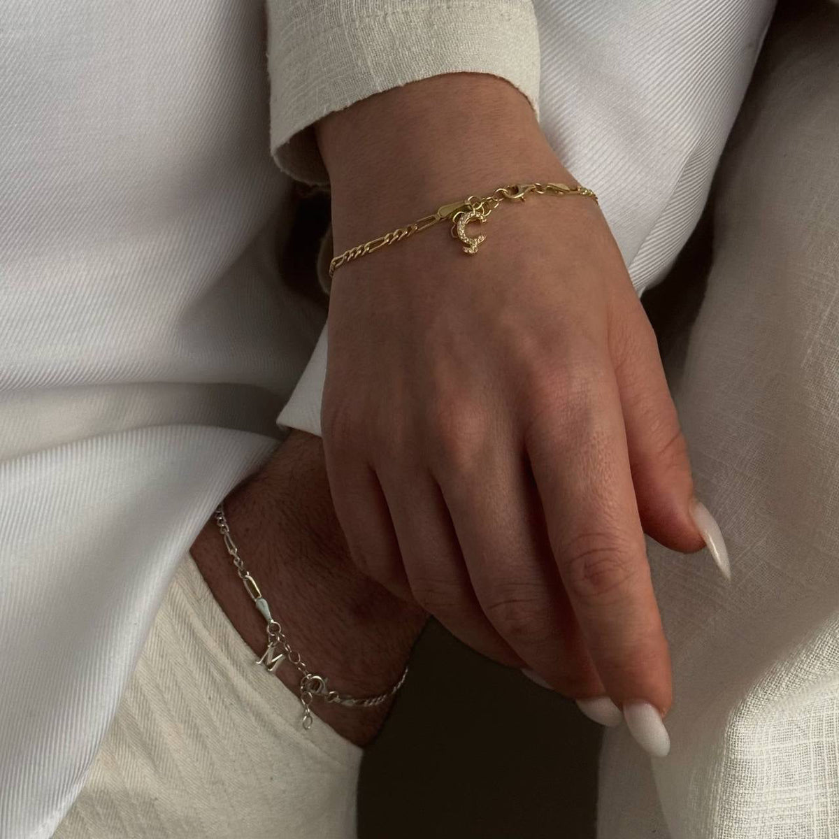 Kişiye Özel Harf Sallantılı Figaro Zincir Çift Bilekliği | 925 Ayar Gümüş – Jeweliay Jewelry – 17