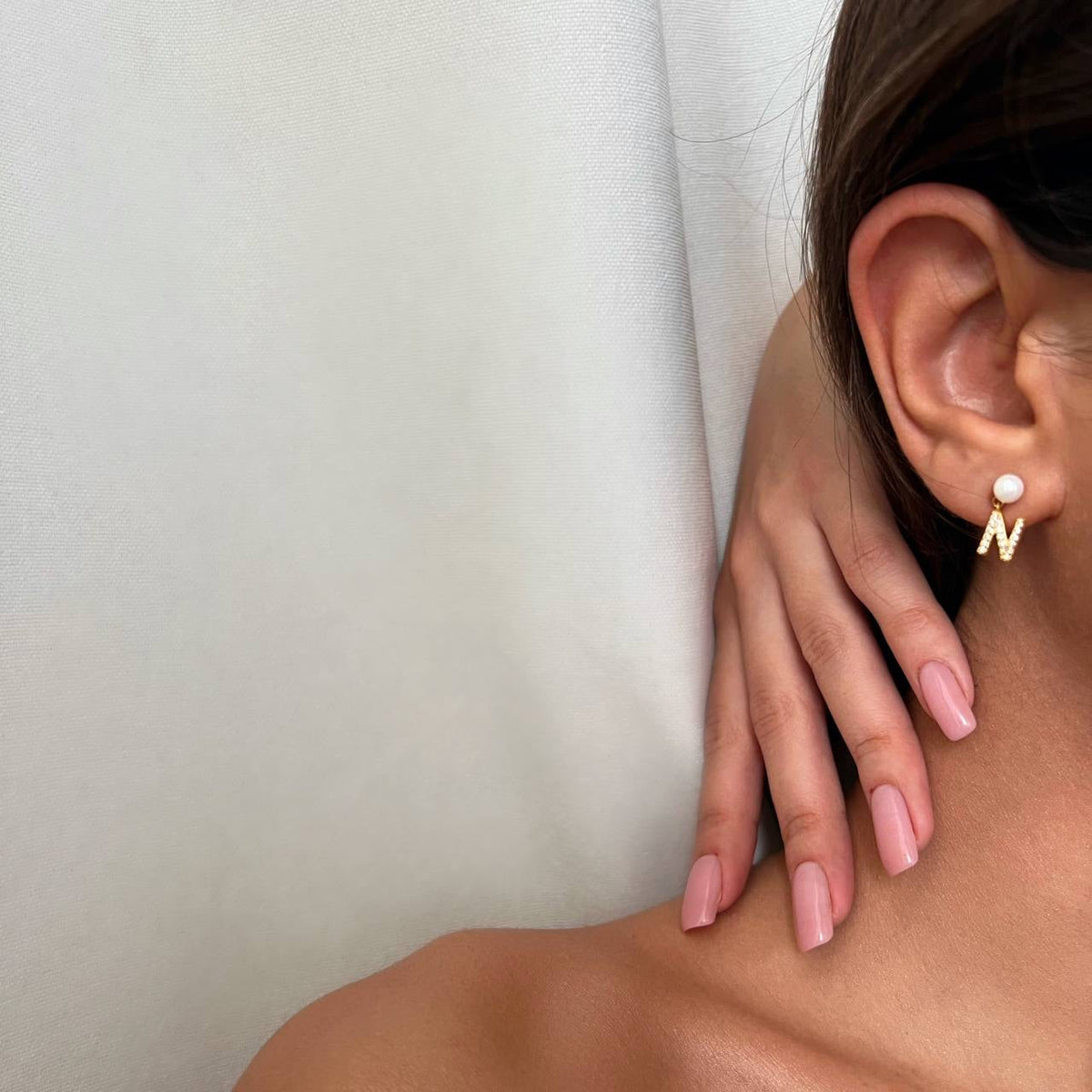 Kişiye Özel Harf Sallantılı İncili Çivili Küpe | 925 Ayar Gümüş – Jeweliay Jewelry – 5