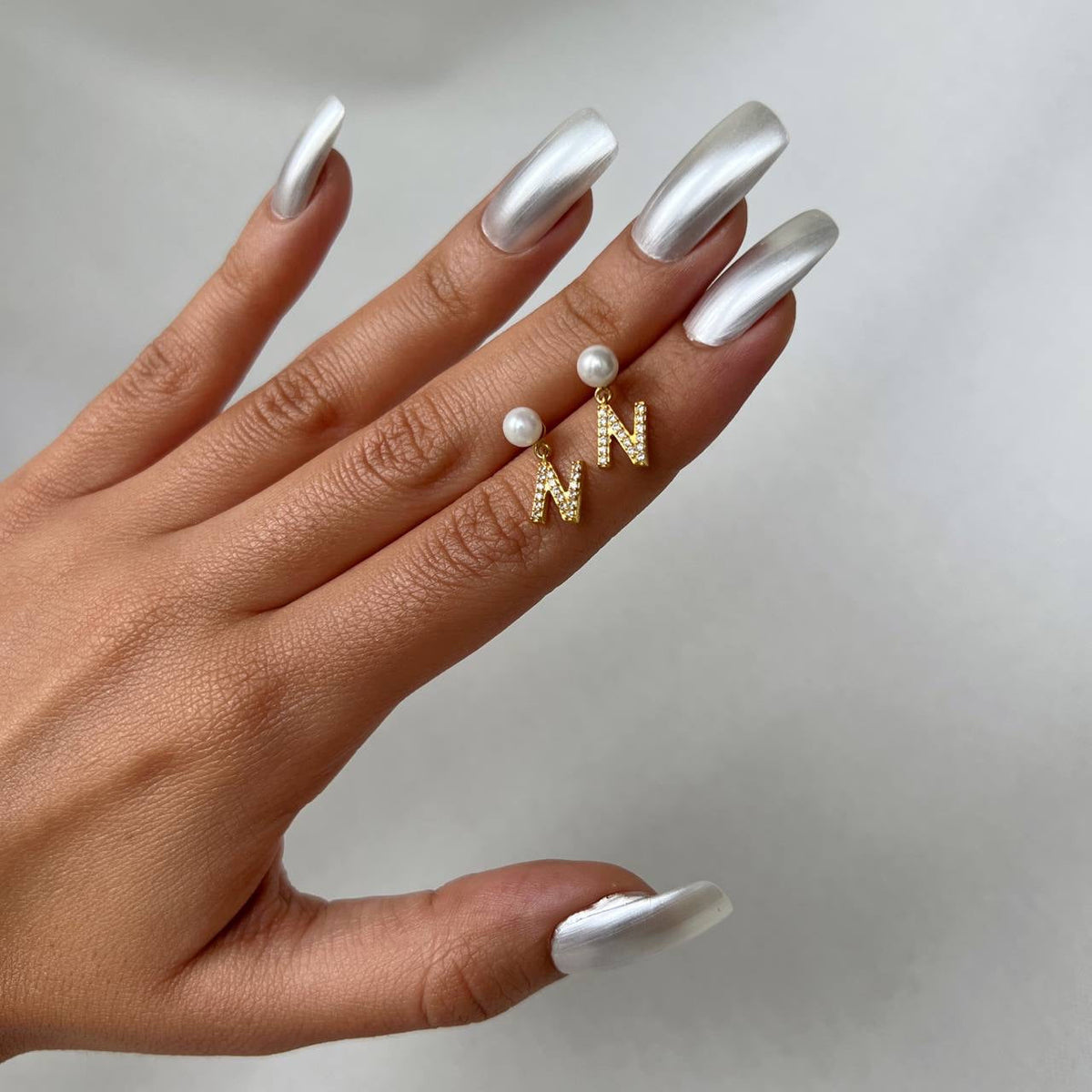 Kişiye Özel Harf Sallantılı İncili Çivili Küpe | 925 Ayar Gümüş – Jeweliay Jewelry – 7