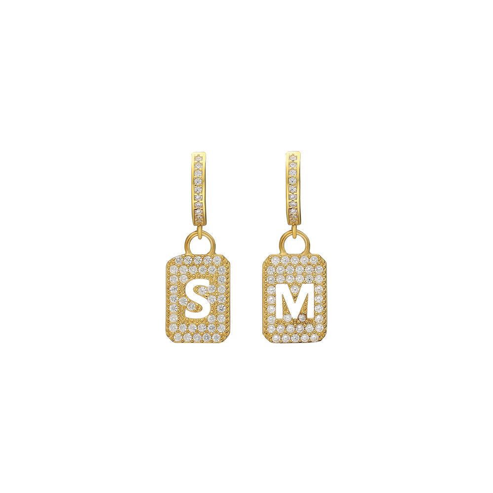 Kişiye Özel Harf Sallantılı Zirkon Taşlı Plaka Küpe | 925 Ayar Gümüş – Jeweliay Jewelry – 1 – Gold beyaz fon #RENK_gold