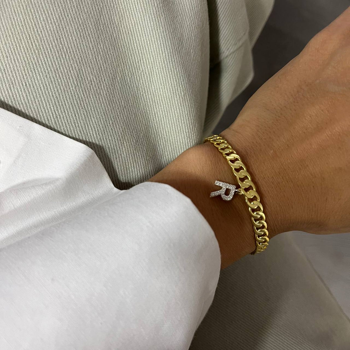 Kişiye Özel Harfli Zirkon Taşlı Kelepçe Bileklik | 925 Ayar Gümüş – Jeweliay Jewelry – 4