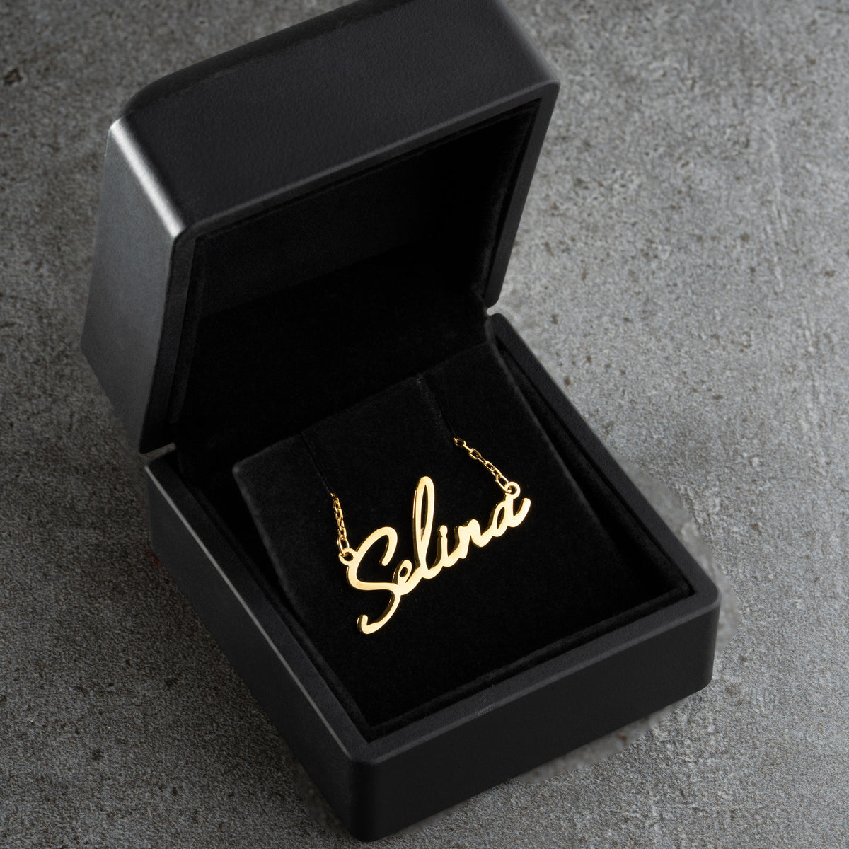 Kişiye özel isim yazılı capetown fontlu kolye, kutu içinde sunumu.
