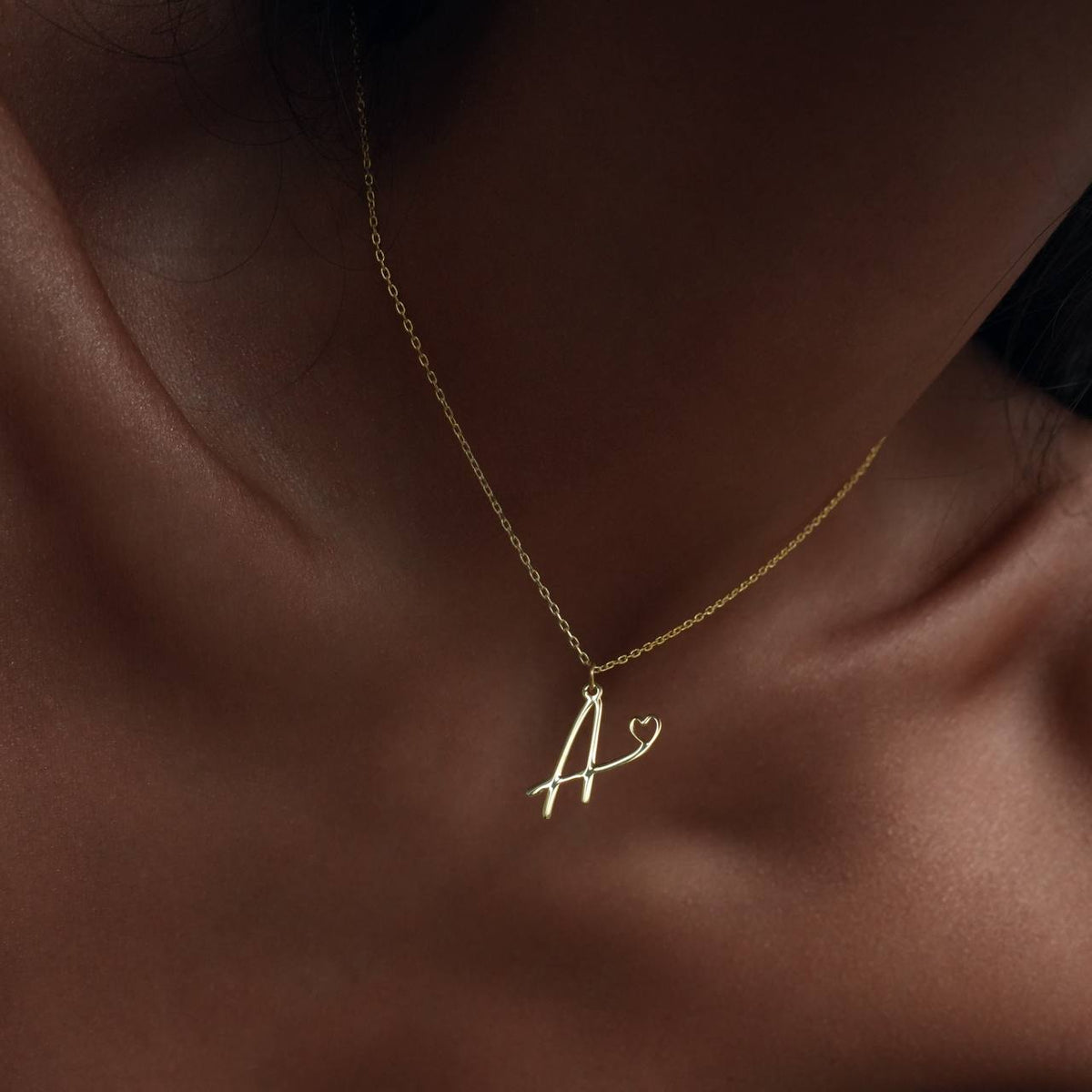 Kişiye Özel İtalik Font Kalpli Büyük Harf Kolye | 925 Ayar Gümüş – Jeweliay Jewelry – 4