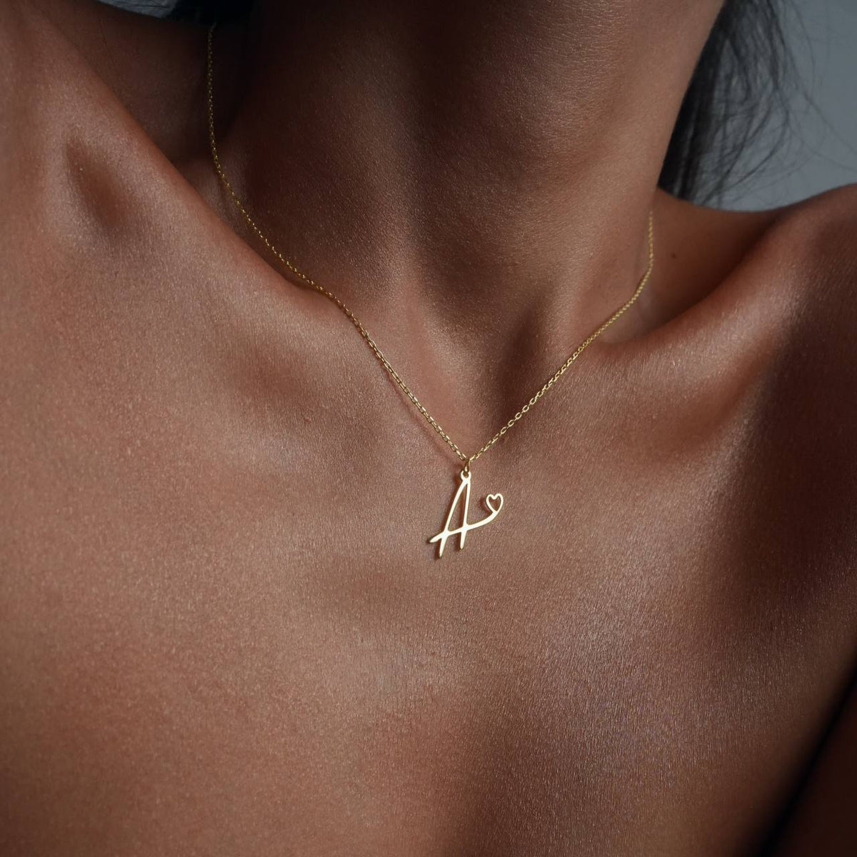Kişiye Özel İtalik Font Kalpli Büyük Harf Kolye | 925 Ayar Gümüş – Jeweliay Jewelry – 5