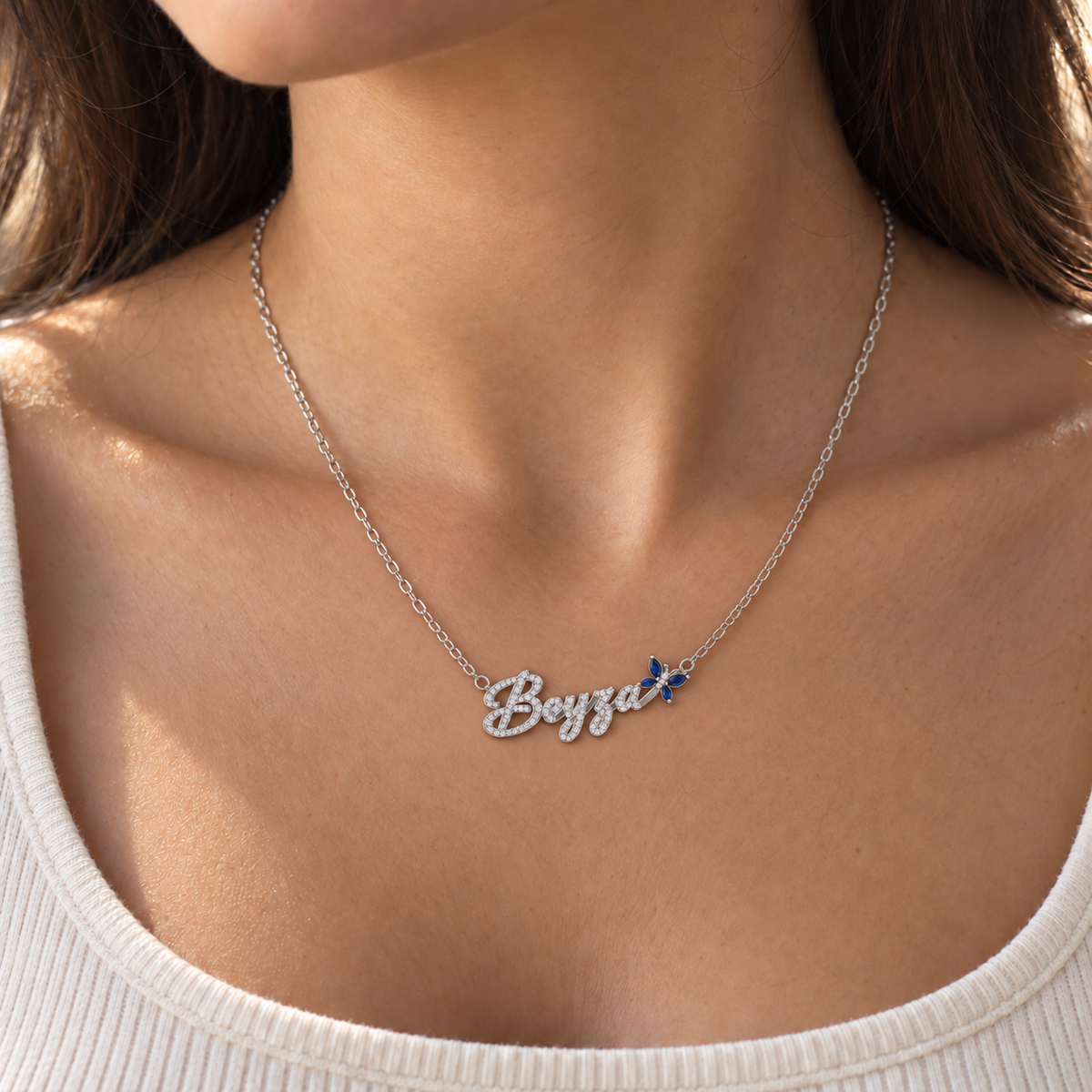 Kişiye özel mavi kelebekli taşlı isim kolye, Silver rengiyle model üzerinde – Jeweliay Jewelry
