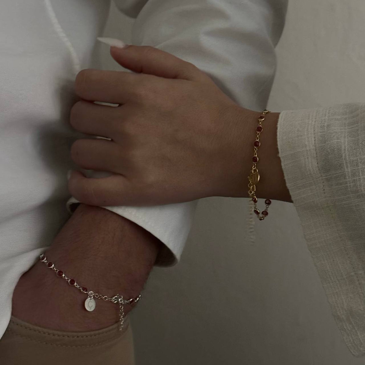 Kişiye Özel Kapama Taşlı Plaka Harfli Çift Bilekliği | 925 Ayar Gümüş – Jeweliay Jewelry – 4