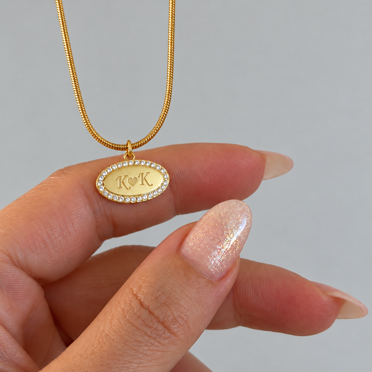 Kişiye Özel Zirkon Taş Çerçeveli Oval Yazı Plaka Kolye – Jeweliay Jewelry – 03