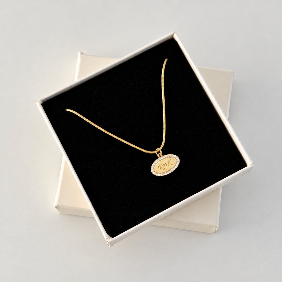 Kişiye Özel Zirkon Taş Çerçeveli Oval Yazı Plaka Kolye – Jeweliay Jewelry – 04