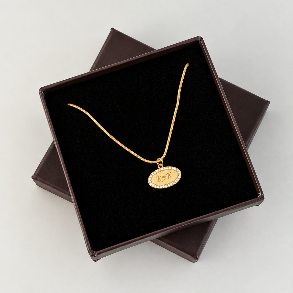 Kişiye Özel Zirkon Taş Çerçeveli Oval Yazı Plaka Kolye – Jeweliay Jewelry – 05