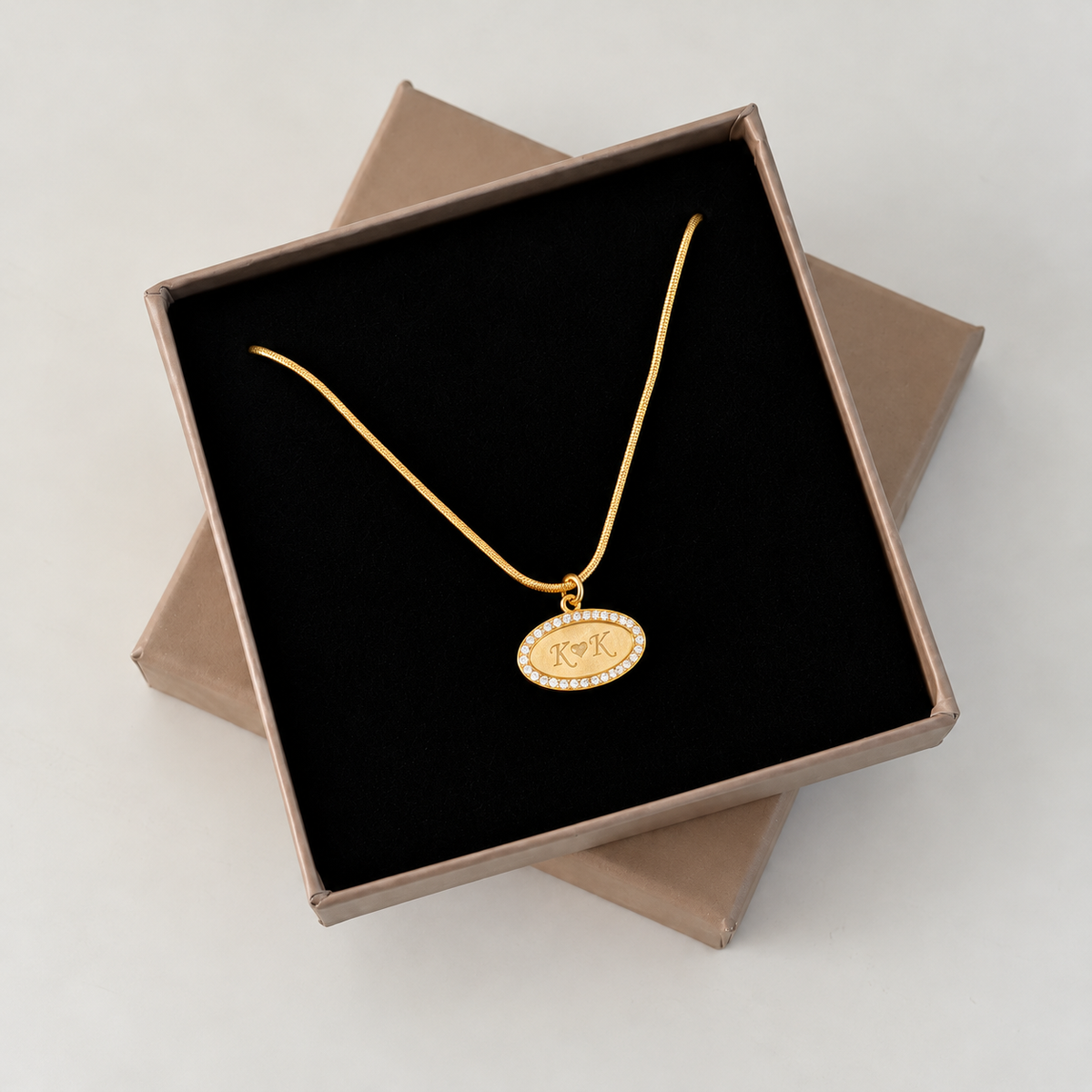 Kişiye Özel Zirkon Taş Çerçeveli Oval Yazı Plaka Kolye – Jeweliay Jewelry – 06