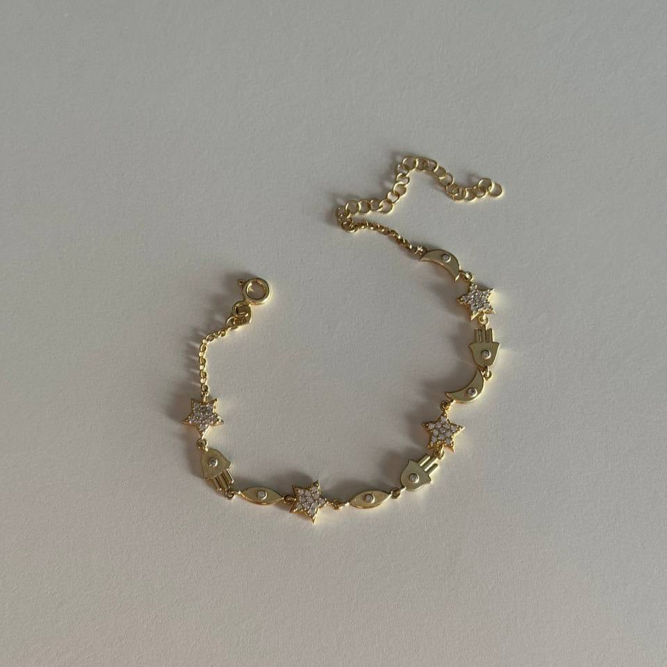 Mini nyx charm bileklik, zemin üzerinde görünümü.