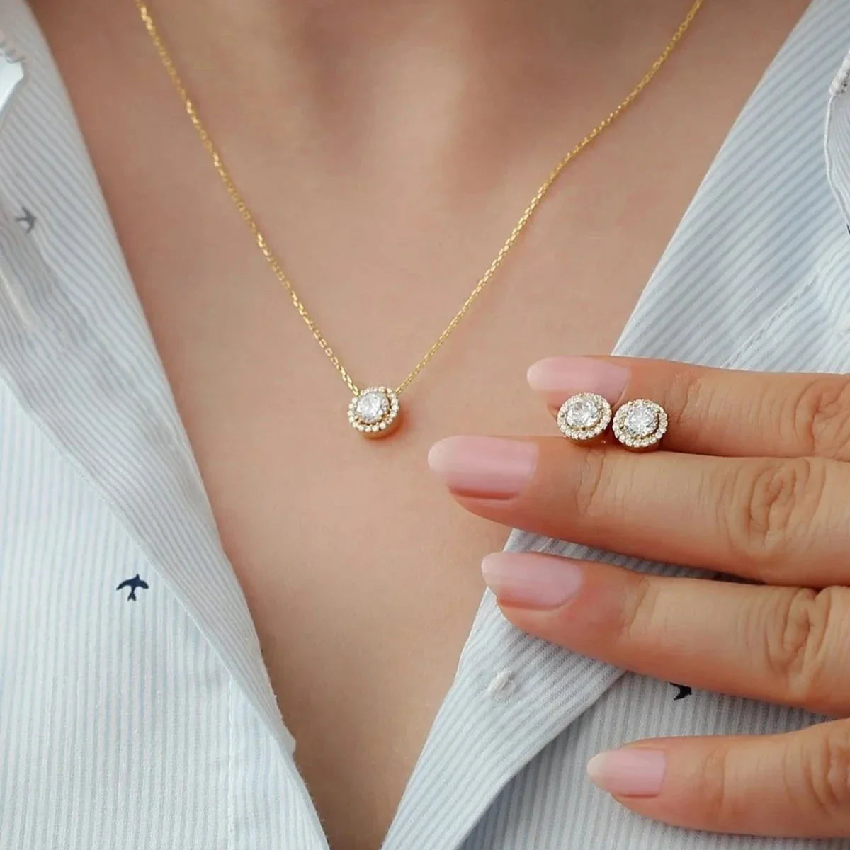 Pırlanta montür zirkon taşlı kolye-küpe set, takıların model üzerinde birlikte kullanımı.
