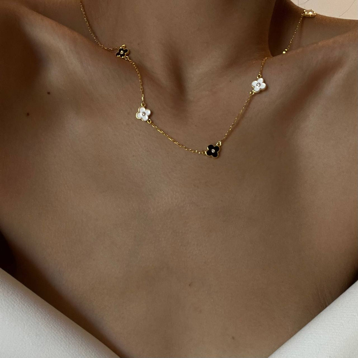 Siyah Beyaz Mineli Papatya Kolye | 925 Ayar Gümüş – Jeweliay Jewelry – 4