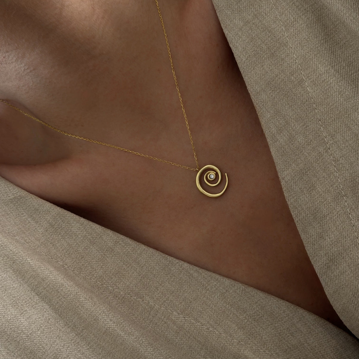 Spiral Doğum Taşı Kolye, 925 Ayar Gümüş, boyunda kullanımı.