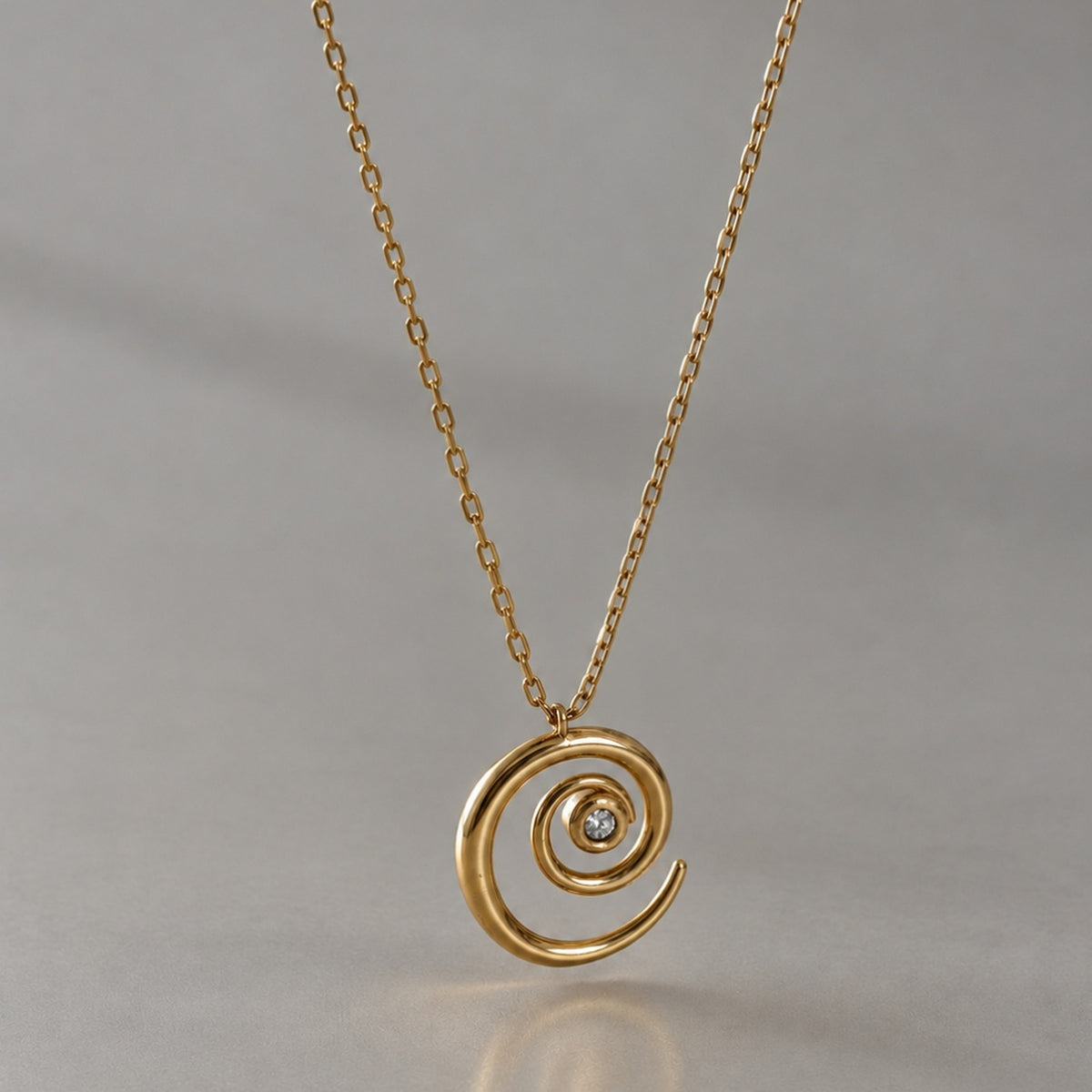 Spiral Doğum Taşı Kolye, 925 Ayar Gümüş, açık fonda görünümü.