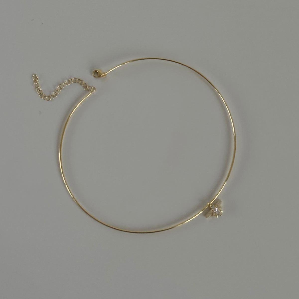 Taşlı arı choker kolye, zemin üzerinde görünümü.