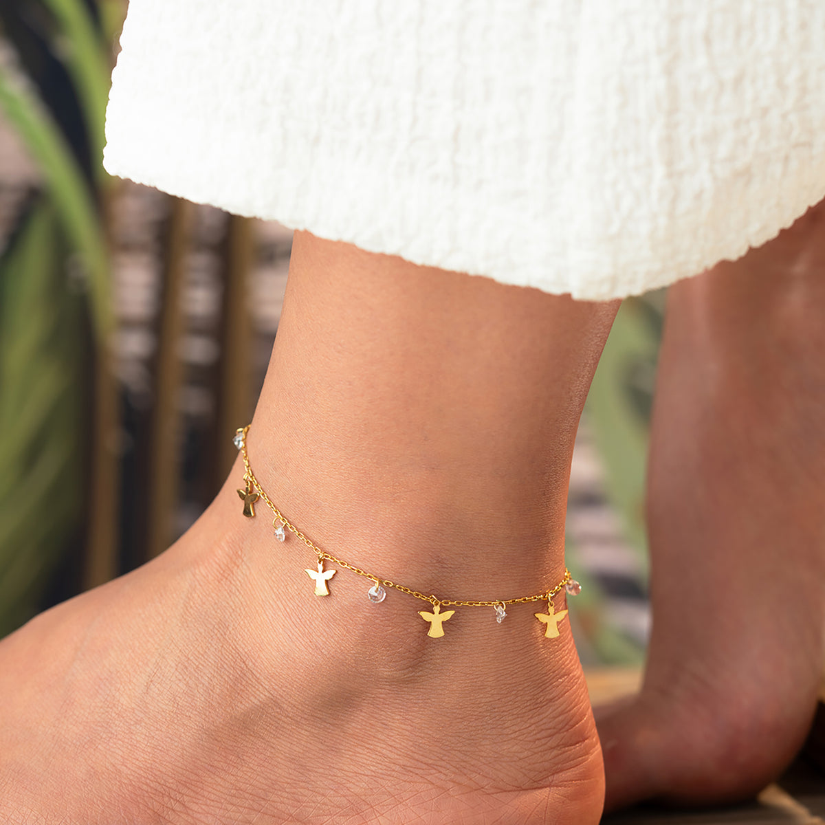 Zirkon taş melek sallantılı halhal, ayak bileğinde kullanımı.