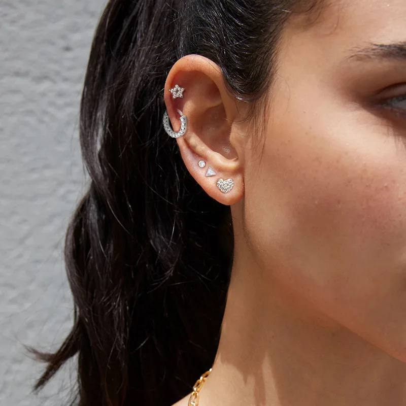 Zirkon taşlı kalp piercing, kulakta kullanımı.